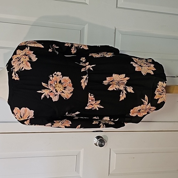 DR2 Women's black Floral design blouse. Long sleeves.  HI/LO. Size small. - Picture 6 of 9